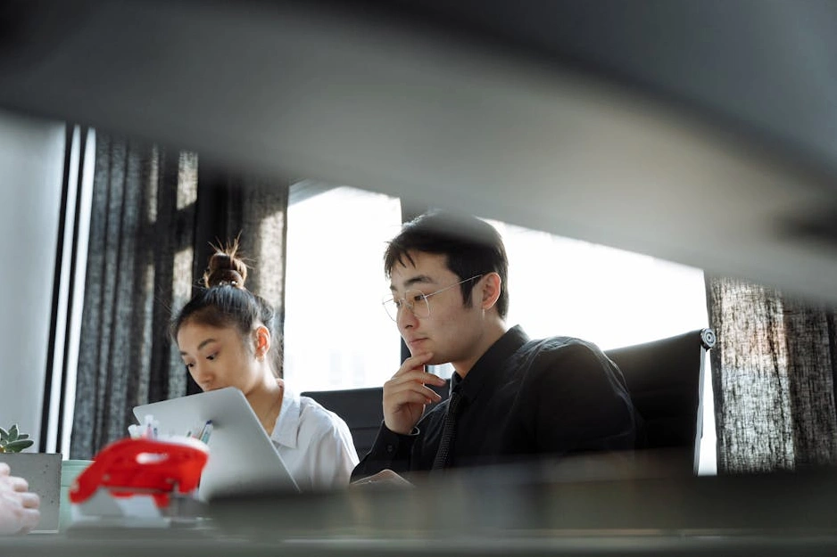 Un team di professionisti della finanza che analizza grafici durante una riunione.